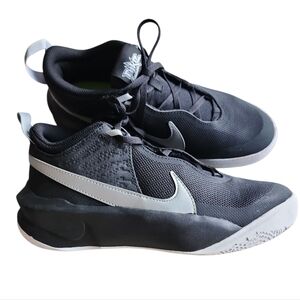 Nike Team Hustle D 10‎ Youth Size 5 Black White Athletic Shoes CW6735 004